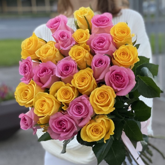 25 розовых и желтых роз 60 см